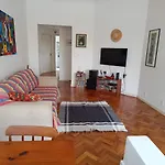 Apartamento De 02 Quartos, Espacoso, Em Santa Teresa