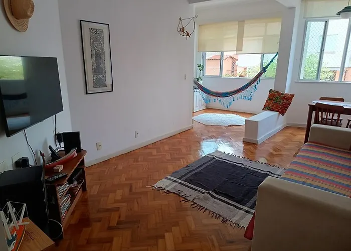 Apartamento De 02 Quartos, Espacoso, Em Santa Teresa
